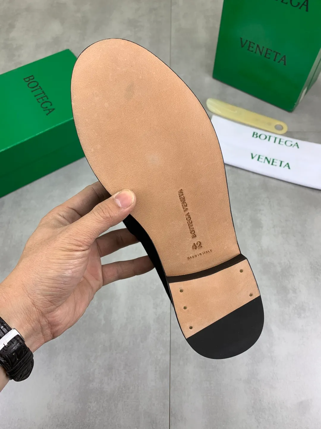 Men's shoes 💰P820 [New model] (genuine leather outsole) water-dyed cow lining 💰High-quality business couple leather shoes 💎💎💎 BOTTEGA VENETA official website synchronizes the latest top version of BV in the market, accept material comparison, shoe type comparison, process comparison, practical and textured, versatile and suitable for any occasion, the more you look at it, the more flavorful it becomes. Purely hand-knitted craftsmanship - Upper material, calfskin imported from Italy 🇮🇹 - High-quality water-dyed cowhide lining - Original private model customized leather outsole -Size: Female 35-39 (40 ordered) Male 39-44 (38 45 can be customized) Color: Multiple colors available